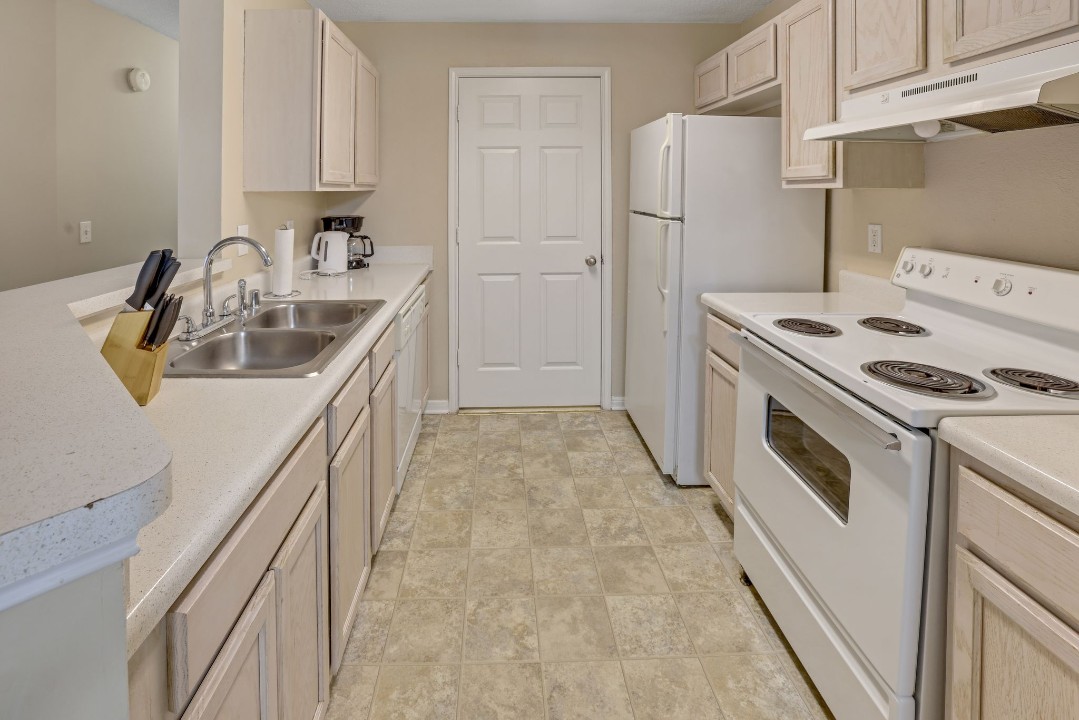 The Avenues of Lakeshore · Unit 427 2/1