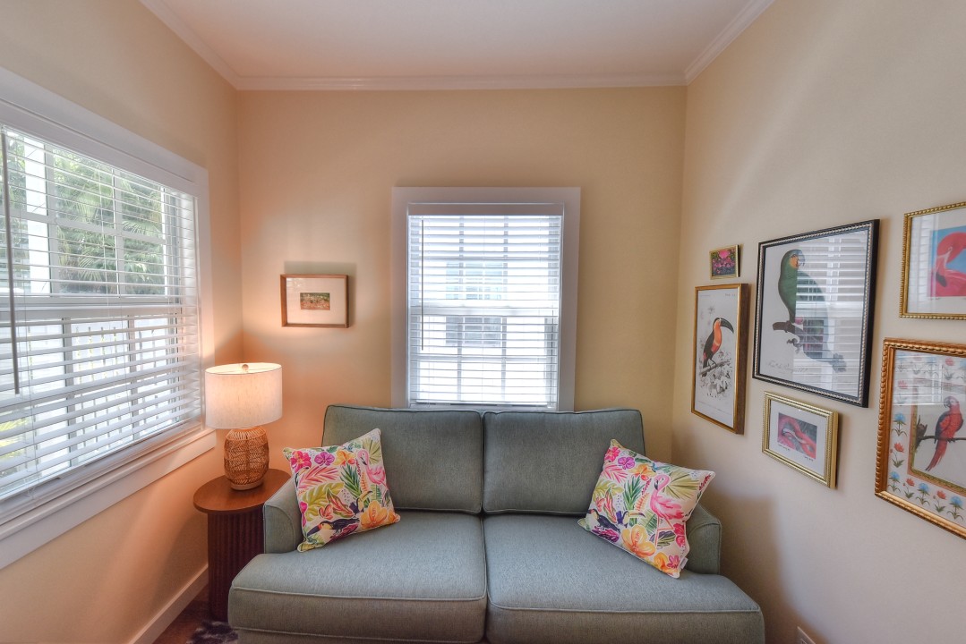 1/1 Cottage close to Duval st. — Pullout Sofa Sleeps 2
