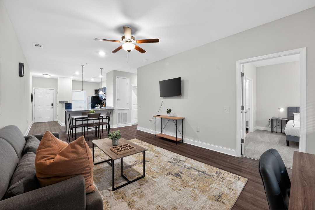 Hickory Grove · Unit 705 2/2