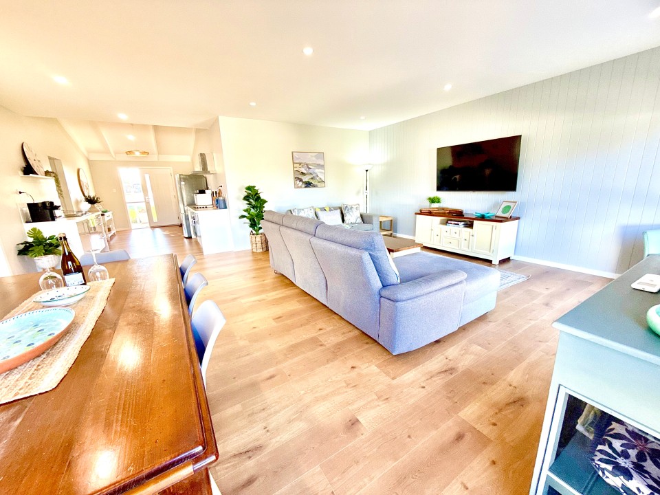 Spacious open plan living, dining and kitchen area