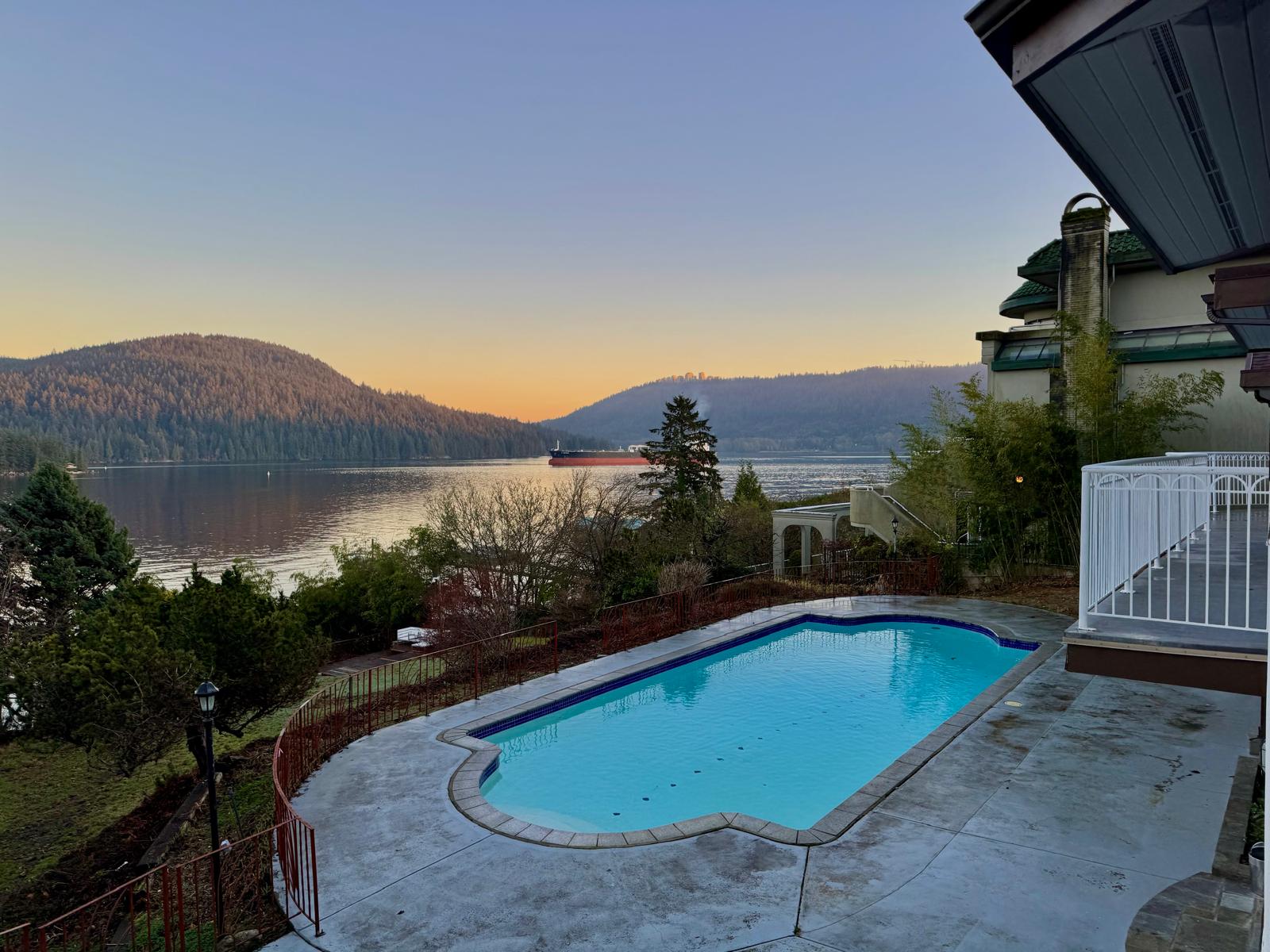 Deep Cove Waterfront Estate With Dock And Pool - カナダ