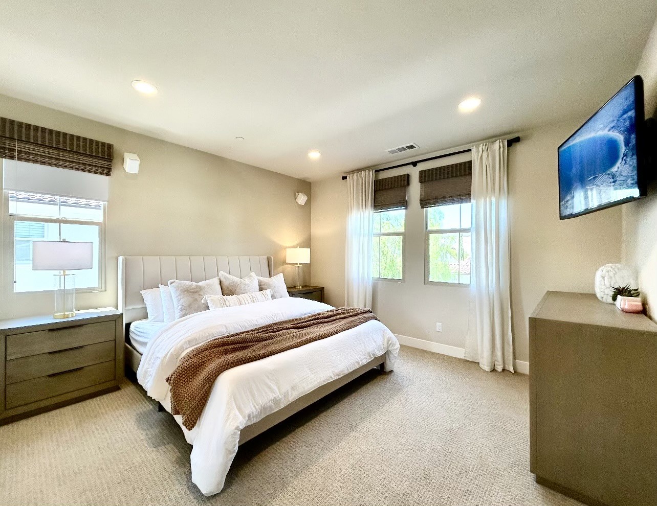 Luxury Amenities And Scenic Veranda - Exquisite Sanctuary Retreat - Lake Forest, CA