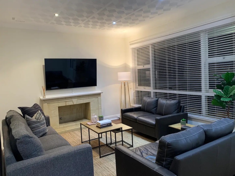 Unwind @  Yokine Escape 'Pet Friendly"  - Living room with smart tv and Netflix